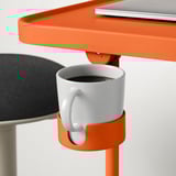 Support pour ordinateur portable orange avec hauteur réglable, dessus incliné et porte-tasse blanc attaché.