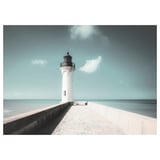 Phare unique sur la jetée, mer bleue, structure blanche, ciel nuageux, scène calme.
