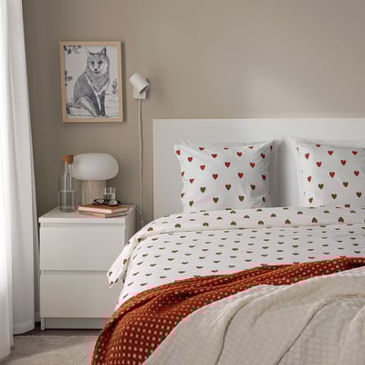 BJÖRNBÄRBUSKE Housse de couette et 2 taies, motif coeur blanc/rouge, 240x220/65x65 cm