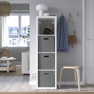 Entrée moderne avec rangement en kallax blanc, boîtes en feutre pour casquettes, tabouret pour vestes, fenêtre.