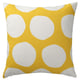 BLÅMUNKAR Coussin carré jaune avec de grands cercles blancs.
