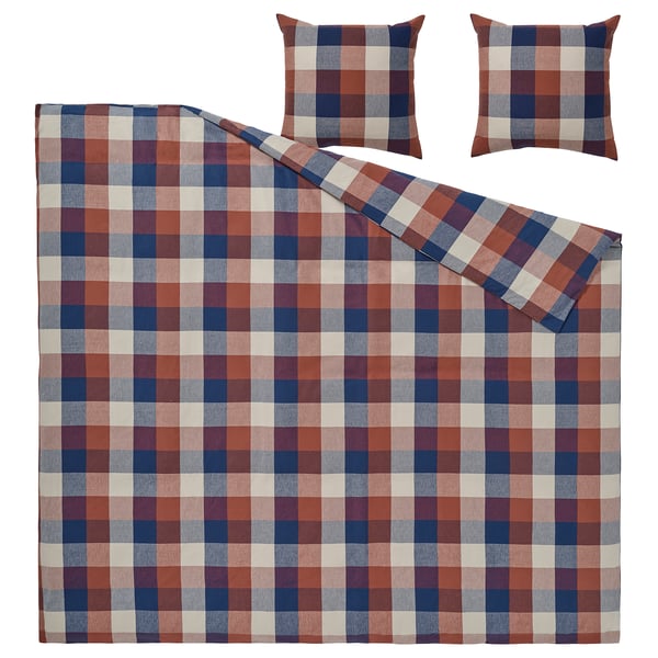 Une parure de lit BLÅSENAP à motif à carreaux rouges, bleus et blancs, composée d’une housse de couette et de deux taies d’oreiller en flanelle 100 % coton.