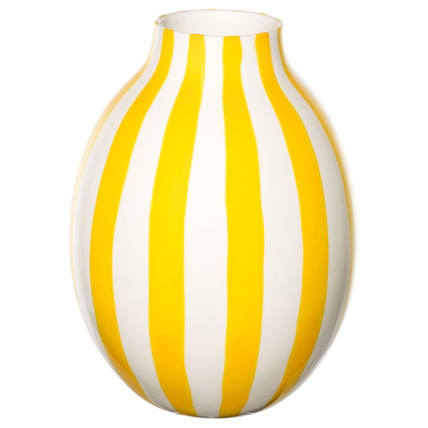 BLODBJÖRK, un vase blanc peint à la main avec des rayures jaune vif. Fabriqué en grès, il a une forme arrondie et un col étroit.