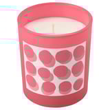 Une bougie parfumée rouge nommée BLODBOK. Il a une tasse en verre avec un motif ludique de points rouges. Le design est simple et accueillant.