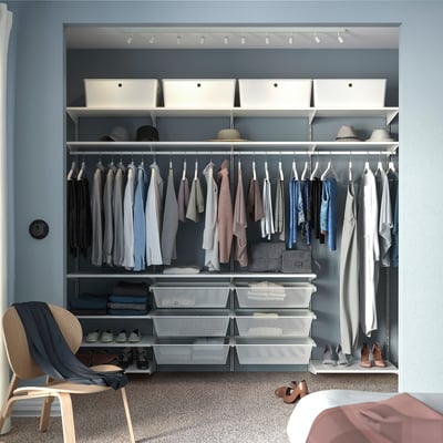 Placard avec rangement BOAXEL : vêtements, étagères, compartiments supérieurs - design moderne.