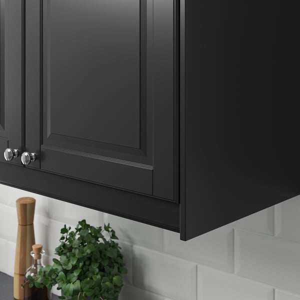 Lumière led sous l’armoire, cordons cachés, décor de cuisine.