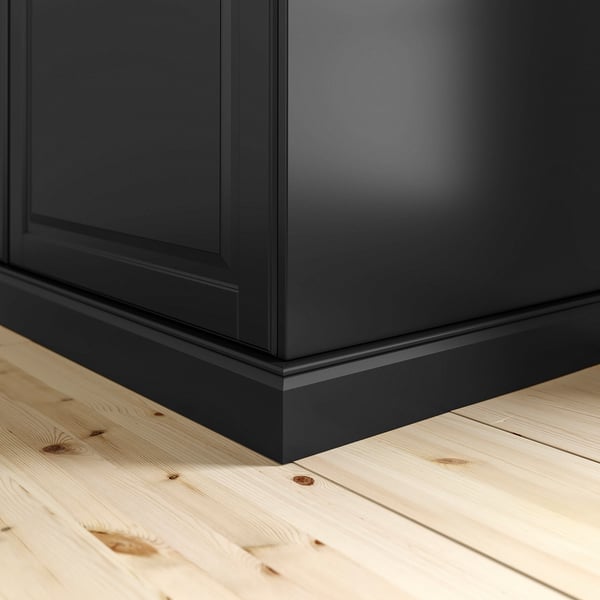 Socle d’armoire basse en bois noir sur plancher en bois clair, vue d’angle. Fait partie de la série metod.