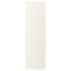 La porte BODBYN est blanc cassé, rectangulaire avec des panneaux biseautés et une finition laquée lisse.