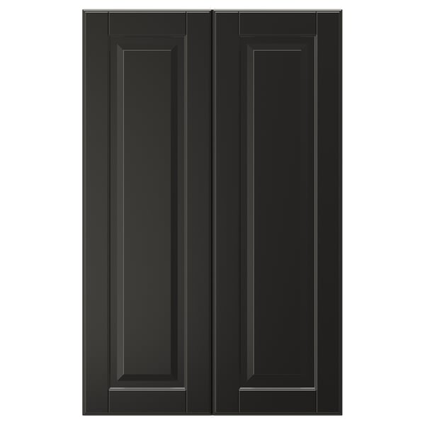 Deux portes d’armoire BODBYN noires, dotées d’une finition laquée lisse et d’un design classique de panneau biseauté.