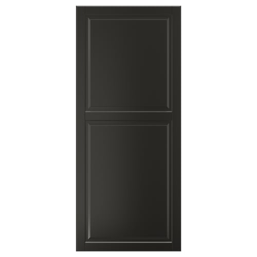 Une porte d’armoire noire BODBYN avec un design de panneau lisse et biseauté. Il est rectangulaire et fabriqué en panneaux de fibres avec de la peinture polyuréthane et acrylique.