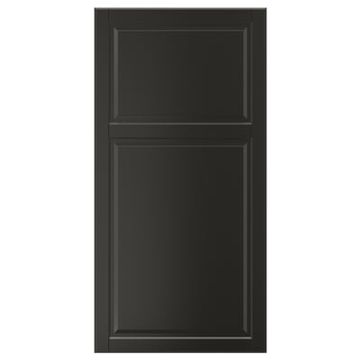 La porte d’armoire noire BODBYN, présente un design classique avec un panneau biseauté et une finition laquée lisse.