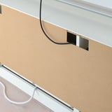 Panneau en liège avec panneau noir et cordon, faisant partie d’une configuration de banc de télévision.