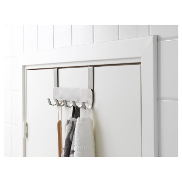 Cintre de porte blanc avec 5 crochets contenant des serviettes et un peignoir, faisant partie de la série BROGRUND.