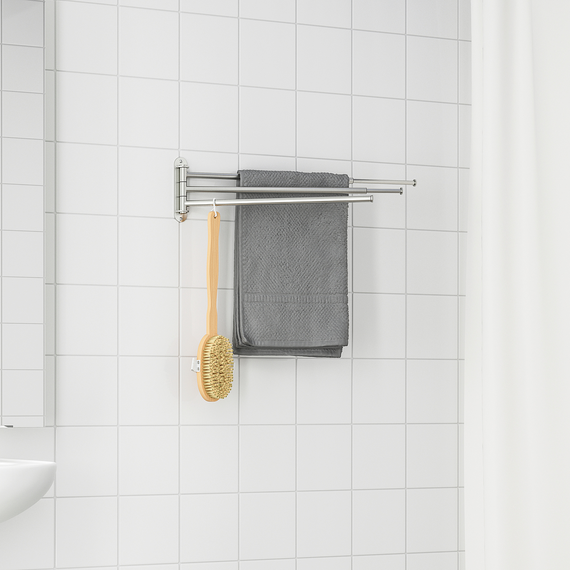 Porte-serviettes argenté BROGRUND avec serviettes grises et brosse en bois, monté sur mur carrelé blanc, petite taille.