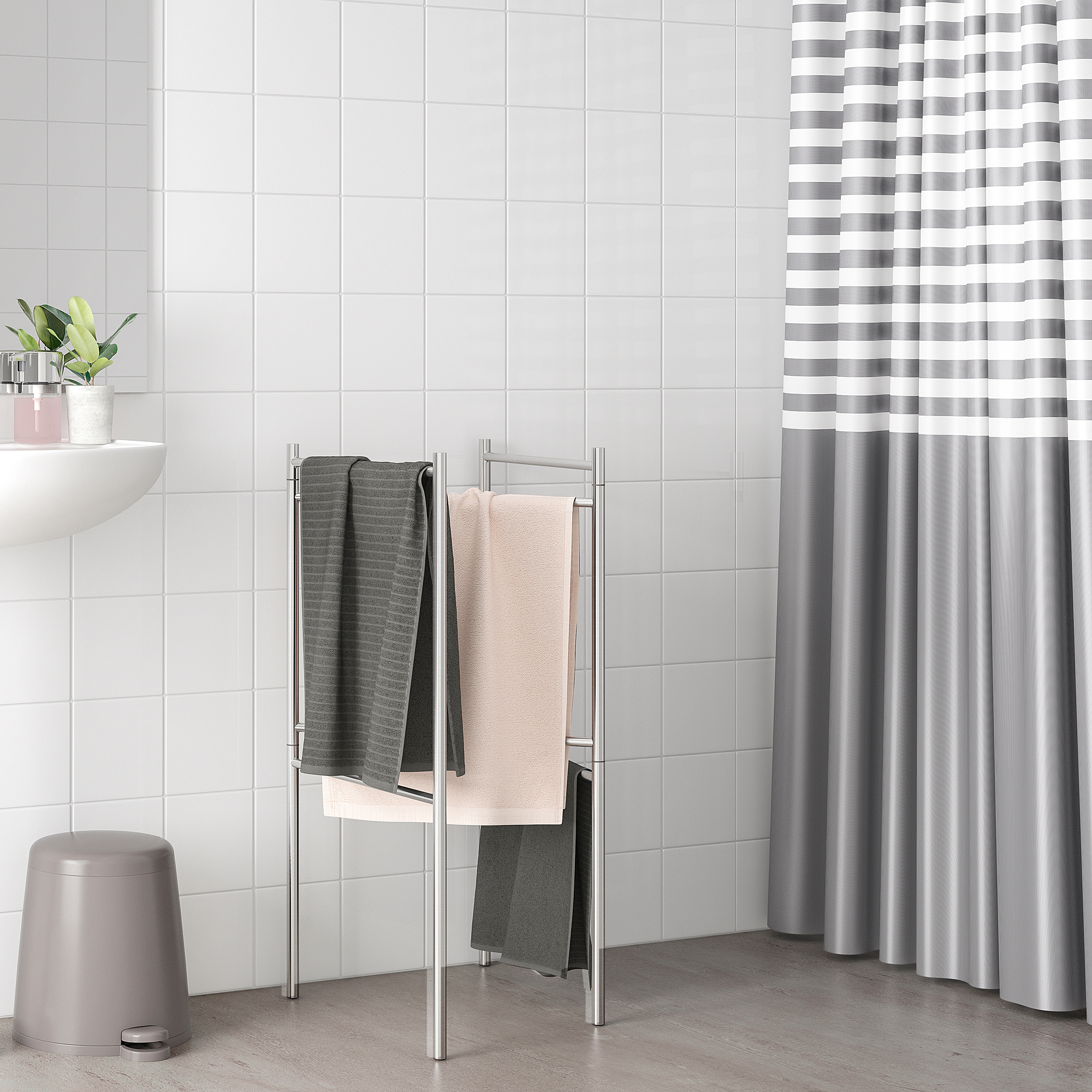 Porte-serviettes BROGRUND argenté avec des serviettes foncées et claires, se plie à plat pour le rangement.