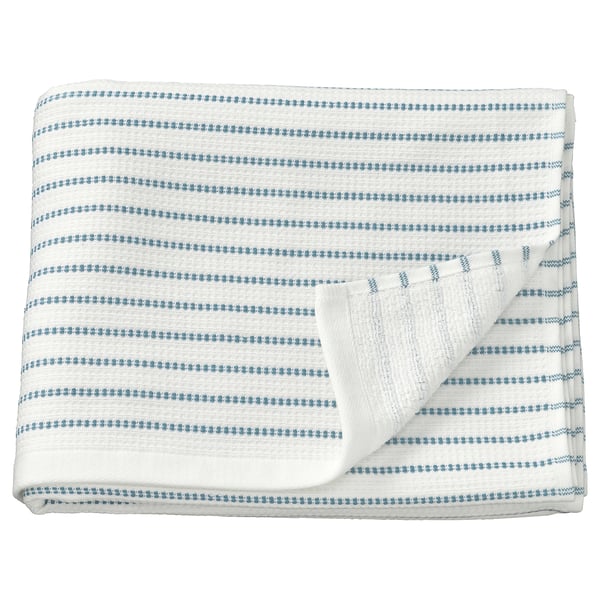 Serviette blanche à rayures bleues, pliée, avec bords garnis, en 100 % coton.