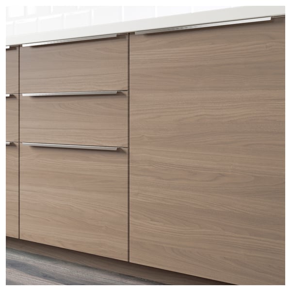 Armoires de cuisine en bois gris clair avec poignées intégrées, au design moderne et épuré.