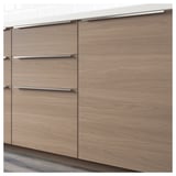 Armoires de cuisine en bois gris clair avec poignées intégrées, au design moderne et épuré.
