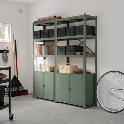Système de rangement BROR green avec étagères et armoires près du mur.