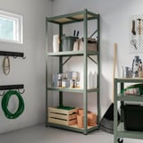 Étagère BROR verte en acier galvanisé et contreplaqué de pin, contenant des articles ménagers, plus haute qu’un tuyau et porte-outils mural.