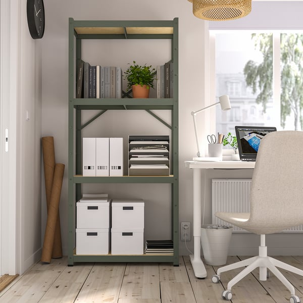 Bureau à domicile avec étagère BROR verte, chaise pivotante blanche et bureau avec ordinateur portable.