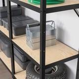 Étagère en métal noir avec étagères en bois, rangement de boîtes à outils grises et d’un tuyau vert. Robuste et polyvalent pour divers espaces.