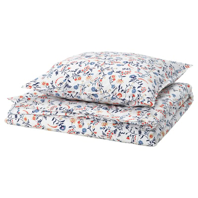 L’ensemble de housse de couette BRUDKRUSBÄR en blanc avec des motifs floraux bleus, oranges et jaunes. Il a un matériau en coton doux, confortable et respirant.