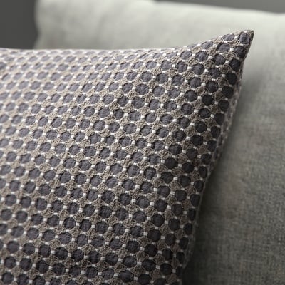 Coussin carré BRUNNYCKLAR, gris avec un motif blanc complexe, coton tissé, minimaliste et traditionnel.
