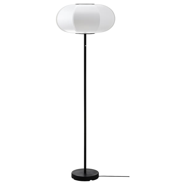 Lampadaire BYGGKORN, noir, socle en acier, abat-jour ovale en plastique, lumière douce.