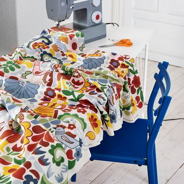 Tissu brillant avec un design nordique sous machine à coudre ; mettant en valeur le potentiel de l’artisanat.