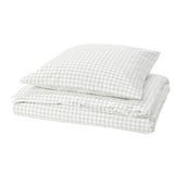 Une housse de couette DOFTAKLEJA blanche et anthracite avec motif à carreaux cousus et rayures. Il est fabriqué en 100 % coton avec des poches d’angle pour une utilisation facile.