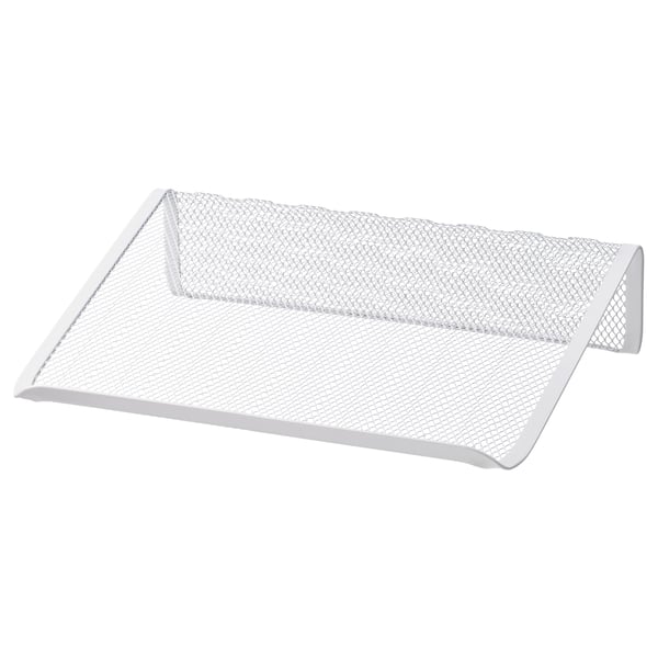 Un support pour ordinateur portable DRÖNJÖNS en métal blanc et grillagé. Sa conception inclinée élève l’ordinateur portable pour une meilleure visualisation et une meilleure circulation de l’air.