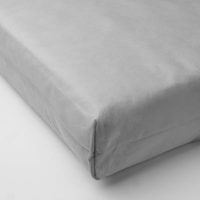 Coussin gris avec une surface lisse et uniforme, mettant en valeur son design doux et confortable.