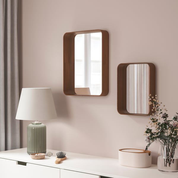 Deux miroirs muraux, DVÄRGSYREN, avec des cadres en noyer reflètent une pièce confortable. Les plus grands et les plus petits servent de décor et de rangement.