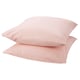 Deux coussins en coton rose, de forme rectangulaire, de design simple.