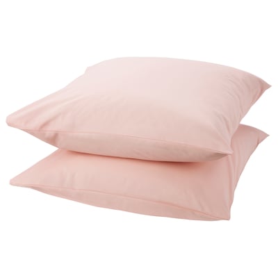 Deux coussins en coton rose, de forme rectangulaire, de design simple.