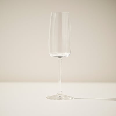 Flûte à champagne simple et élégante au design épuré et clair, debout.