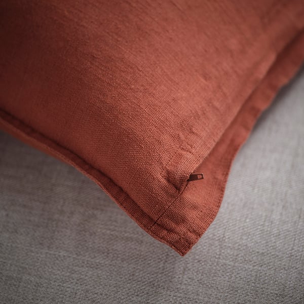 DYTÅG Housse de coussin, brun-rouge, 50x50 cm