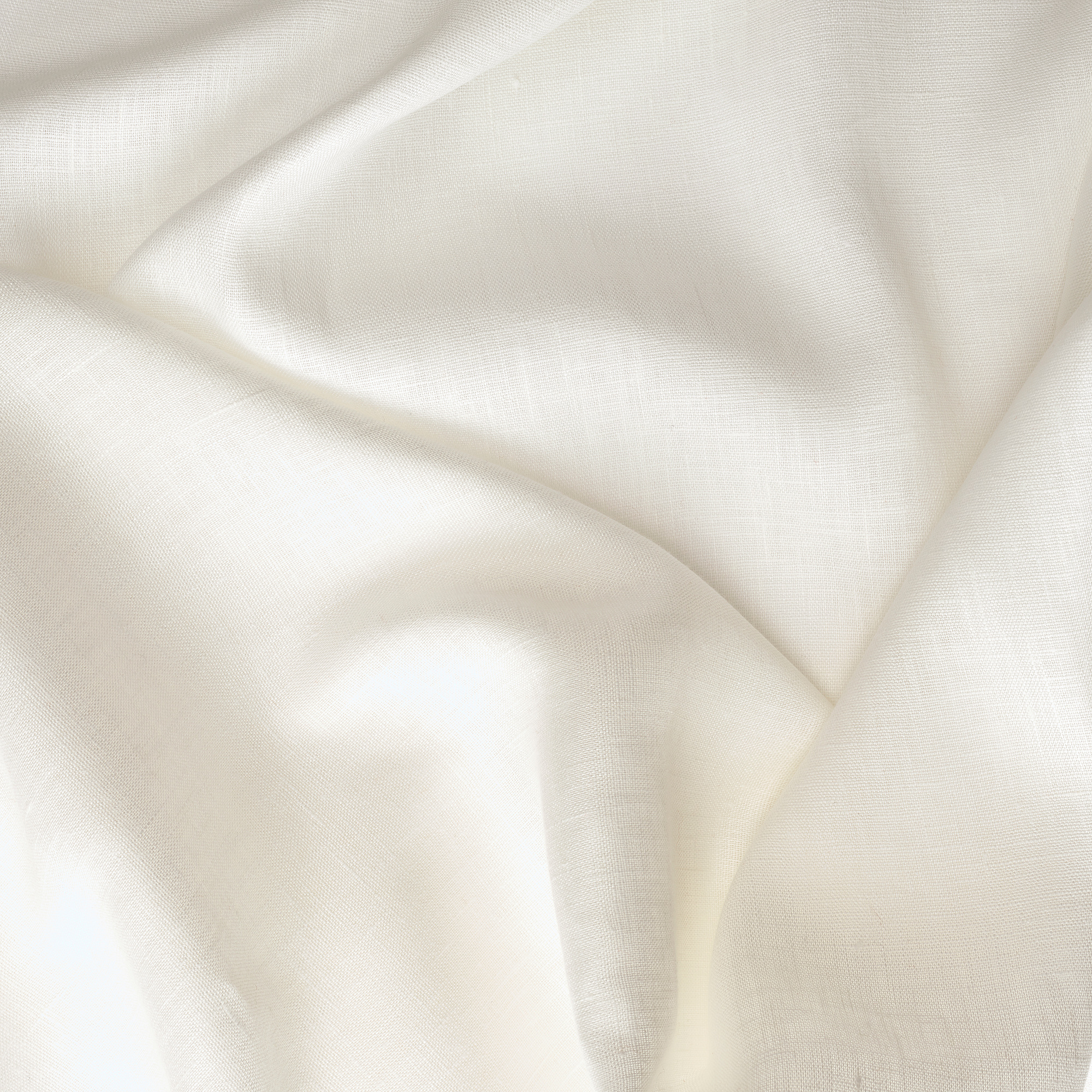 Le tissu en lin blanc impeccable drapé élégamment, mettant en valeur une finition naturelle et texturée et une transparence filtrant la lumière.