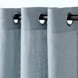 Rideaux gris-bleu percutants avec œillets pour l’intimité et le filtre de lumière, tringle de fixation visible.