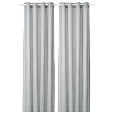 Les rideaux en lin rayé gris avec œillets, filtrent la lumière, assurent l’intimité.