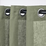 Des rideaux verts avec œillets pendent sur une tige noire, montrant un design ouvert.