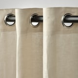 Gros plan de rideaux beiges avec de grands œillets argentés sur une tringle noire, mettant en valeur leur tissu en lin texturé et leur drapé harmonieux.
