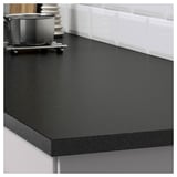 Comptoir en stratifié noir moderne, durable et facile à nettoyer. Bord élégant pour les cuisines contemporaines.