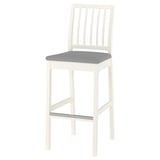 Chaise haute en bois blanc avec coussin gris. Dossier à lattes vertical simple et sommier à quatre pieds. Design épuré et minimaliste.