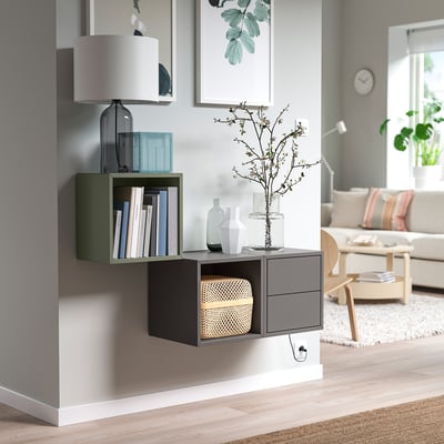 Rangement mural moderne : EKET. Compartiments gris verdâtre, livres, vases. Petit, élégant, organisé.