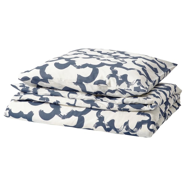 Parure de lit EKPURPURMAL : imprimé nuage bleu et blanc, polyester et coton recyclés, oreiller carré et couette pliée.