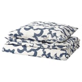 Parure de lit EKPURPURMAL : imprimé nuage bleu et blanc, polyester et coton recyclés, oreiller carré et couette pliée.