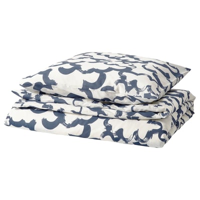Parure de lit EKPURPURMAL : imprimé nuage bleu et blanc, polyester et coton recyclés, oreiller carré et couette pliée.