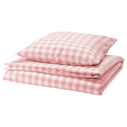Une housse de couette à carreaux roses et blancs soigneusement empilée, en 100 % coton biologique.